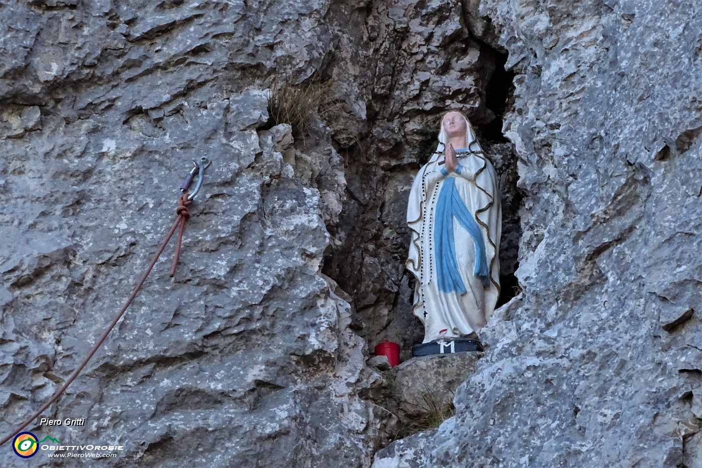 22 La Madonnina tra le rocce.JPG